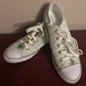 Women’s 10 Converse Chuck Taylor Dainty Low Top